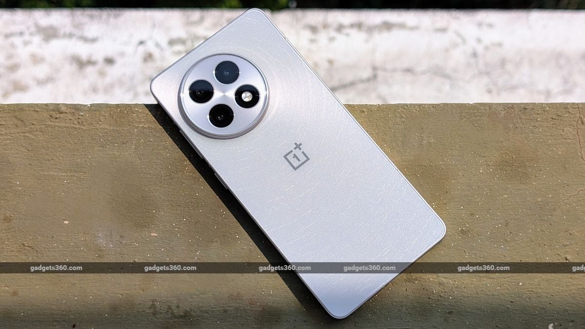 OnePlus 13R Receives AI Live Translation and Camera Upgrades With Latest Update