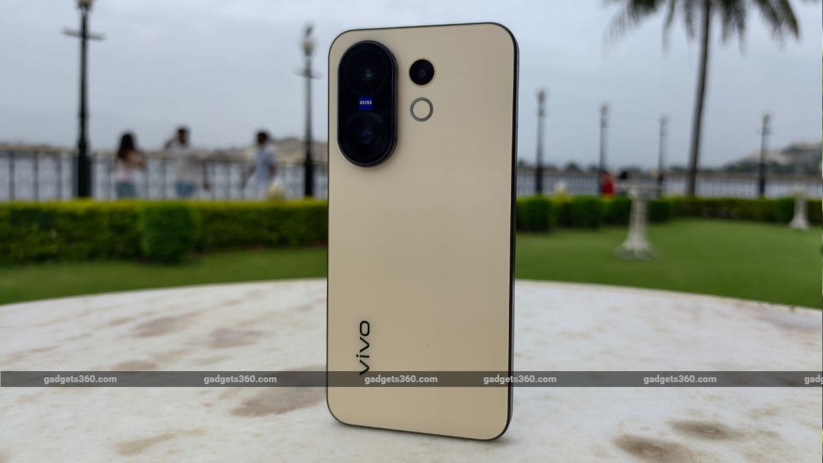 Vivo X200 FE Review: Come for Compact Design, Stay for Camera